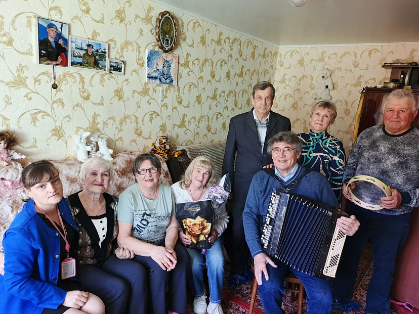 Саратовскую долгожительницу с 80-летием поздравил ансамбль