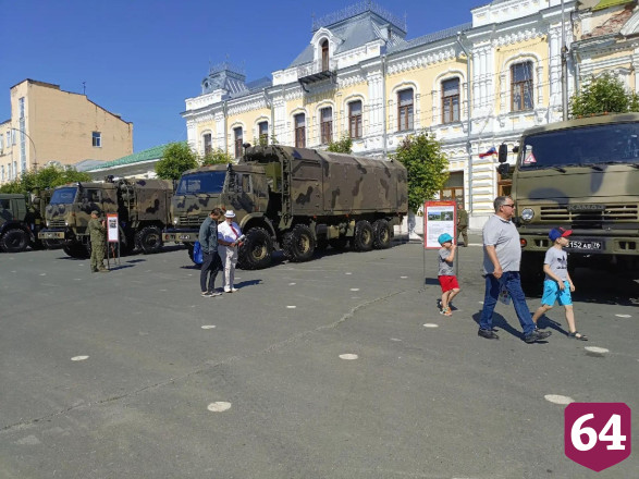 На площади в Вольске открыли выставку военной техники